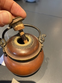 Une pipe &agrave; &eacute;au en gr&egrave;s de Yixing pour le Vietnam ou la Tha&iuml;lande, Chine, 19&egrave;me