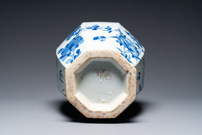 Un vase de forme 'hu' octagonale en porcelaine de Chine en bleu et blanc, 19&egrave;me