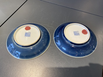 Een paar Chinese monochrome blauwe borden, Qianlong merk en periode