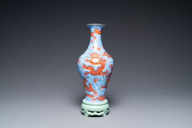 Un vase &agrave; d&eacute;cor de dragons tournant sur son socle en porcelaine de Chine, marque de Qianlong, 20&egrave;me