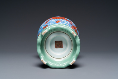 Un vase &agrave; d&eacute;cor de dragons tournant sur son socle en porcelaine de Chine, marque de Qianlong, 20&egrave;me