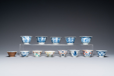 Trente-six soucoupes et trente-deux tasses en porcelaine de Chine, la plupart en bleu et blanc, Kangxi et apr&egrave;s