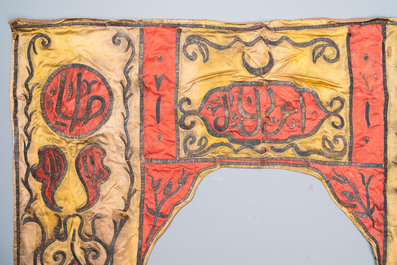 Een Ottomaanse met metaaldraad geborduurde vloeren portieklijst voor een moskee, 19e eeuw