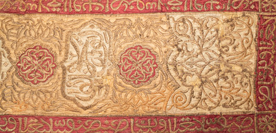 Une porti&egrave;re de mosque en brocade de velours aux fils d'or, empire ottoman, 19&egrave;me