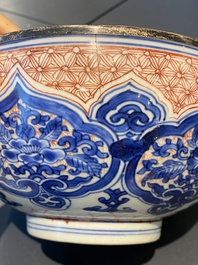 Een Chinese blauw-witte en ijzerrode kom, Kangxi merk en periode