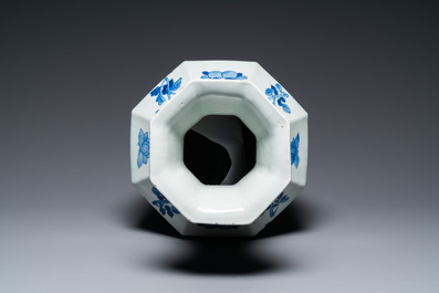 Een Chinese blauw-witte octagonale 'hu' vaas, 19e eeuw