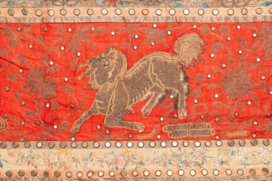 Un grand panneau rectangulaire en soie brod&eacute;e orn&eacute; d'animaux mythiques, Chine, 19&egrave;me