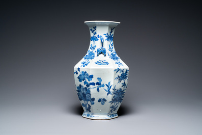 Een Chinese blauw-witte octagonale 'hu' vaas, 19e eeuw