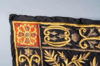 Een Ottomaanse met verzilverde en vergulde metaaldraad belegde zijden sitara of Ka&auml;ba-doek, begin 20e eeuw