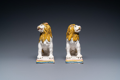 Une paire de lions en fa&iuml;ence polychrome de Rouen, 1&egrave;re moiti&eacute; du 18&egrave;me