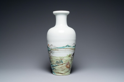 Un vase en porcelaine de Chine famille rose &agrave; d&eacute;cor des 'Huit chevaux de Mu Wang', marque de Hongxian, 20&egrave;me