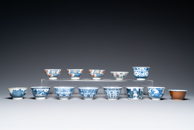 Trente-six soucoupes et trente-deux tasses en porcelaine de Chine, la plupart en bleu et blanc, Kangxi et apr&egrave;s