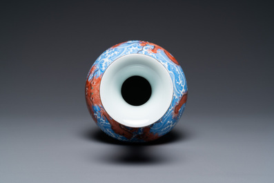 Un vase &agrave; d&eacute;cor de dragons tournant sur son socle en porcelaine de Chine, marque de Qianlong, 20&egrave;me