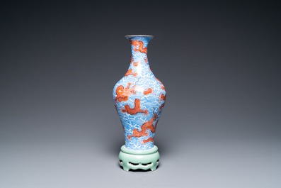 Un vase &agrave; d&eacute;cor de dragons tournant sur son socle en porcelaine de Chine, marque de Qianlong, 20&egrave;me