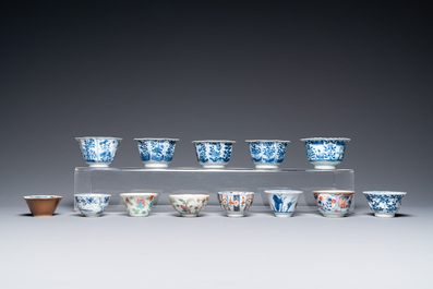 Trente-six soucoupes et trente-deux tasses en porcelaine de Chine, la plupart en bleu et blanc, Kangxi et apr&egrave;s