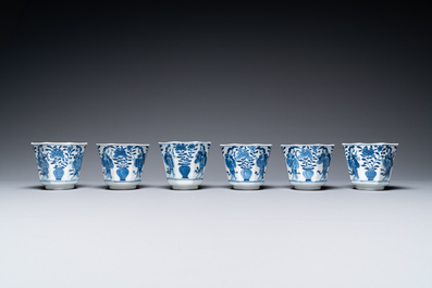 Trente-six soucoupes et trente-deux tasses en porcelaine de Chine, la plupart en bleu et blanc, Kangxi et apr&egrave;s