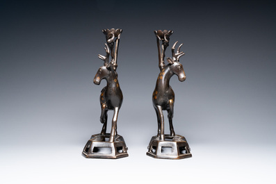 Une paire de bougeoirs en forme de cerfs en bronze, Chine, Kangxi/Qianlong