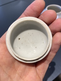 Een paar Chinese blauw-witte theepotten met antiquiteiten, Kangxi