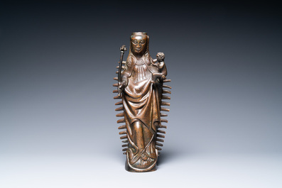 Un grand ornement de lustre en bronze en forme d'une Vierge &agrave; l'enfant, Flandres, 16&egrave;me