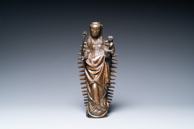 Een groot bronzen lusterornament in de vorm van een Madonna met Kind, Vlaanderen, 16e eeuw