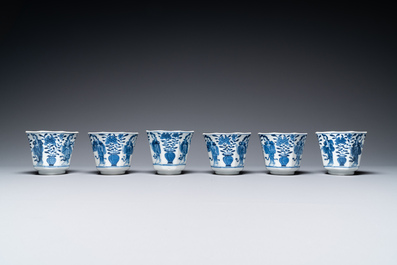 Trente-six soucoupes et trente-deux tasses en porcelaine de Chine, la plupart en bleu et blanc, Kangxi et apr&egrave;s