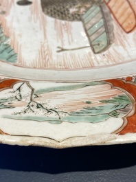 Un plat en porcelaine de Chine famille verte &agrave; d&eacute;cor d'un couple dans un bateau et d'un d&eacute;jeuner, Kangxi