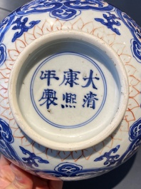 Een Chinese blauw-witte en ijzerrode kom, Kangxi merk en periode