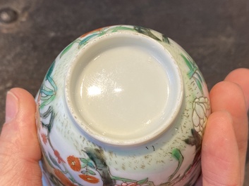 Une paire de tasses &agrave; vin en porcelaine de Chine famille rose, Jiaqing