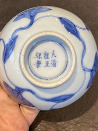 Een paar Chinese blauw-witte 'paleis' kommen, Yongzheng merk en periode