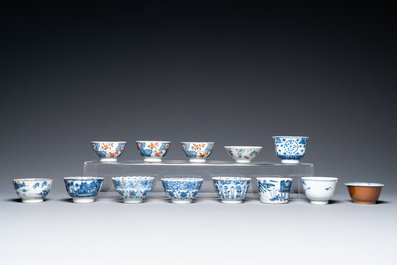 Trente-six soucoupes et trente-deux tasses en porcelaine de Chine, la plupart en bleu et blanc, Kangxi et apr&egrave;s