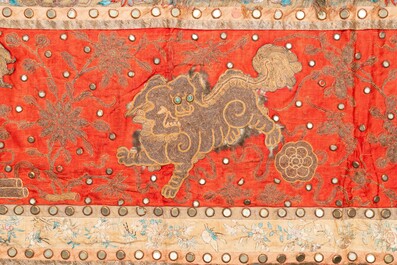Een groot Chinees rechthoekig zijden paneel met mythische dieren, 19e eeuw