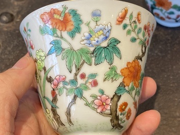 Une paire de tasses &agrave; vin en porcelaine de Chine famille rose, Jiaqing