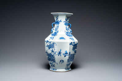 Un vase de forme 'hu' octagonale en porcelaine de Chine en bleu et blanc, 19&egrave;me