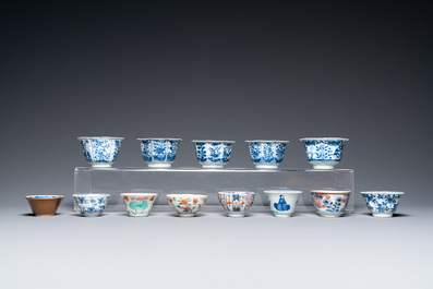 Trente-six soucoupes et trente-deux tasses en porcelaine de Chine, la plupart en bleu et blanc, Kangxi et apr&egrave;s