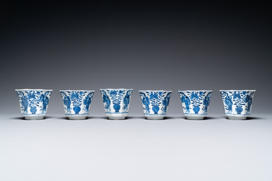 Trente-six soucoupes et trente-deux tasses en porcelaine de Chine, la plupart en bleu et blanc, Kangxi et apr&egrave;s