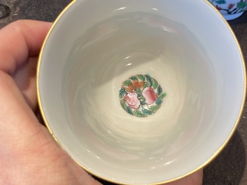 Une paire de tasses &agrave; vin en porcelaine de Chine famille rose, Jiaqing