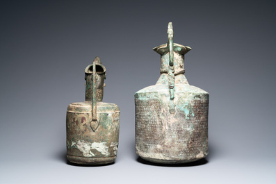 Deux grandes verseuses en bronze persan, Khorasan, Iran, 13/15&egrave;me