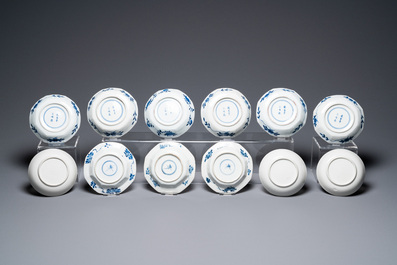 Zesendertig Chinese overwegend blauw-witte schotels en twee&euml;ndertig koppen, Kangxi en later
