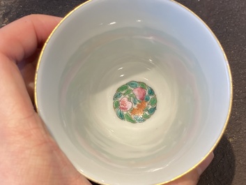 Une paire de tasses &agrave; vin en porcelaine de Chine famille rose, Jiaqing