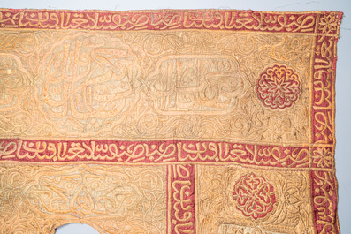 Une porti&egrave;re de mosque en brocade de velours aux fils d'or, empire ottoman, 19&egrave;me