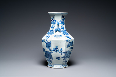 Een Chinese blauw-witte octagonale 'hu' vaas, 19e eeuw