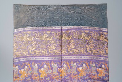 Een Chinees rechthoekig kesi-geweven zijden paneel, 19e eeuw