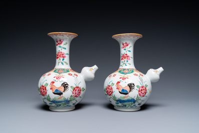 Een paar Chinese famille rose kendi met hanen, een Imari-stijl schotel en een octagonale famille rose schotel, Kangxi/Qianlong