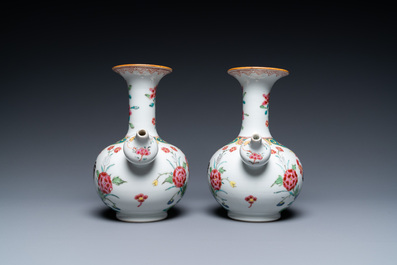 Une paire de kendis en porcelaine de Chine famille  n plat en porcelaine de Chine de style Imari et un plat octagonal en famille rose, Kangxi/Qianlong