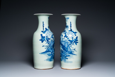 Une paire de vases en porcelaine de Chine &agrave; d&eacute;cor de b&eacute;lierqs en bleu et blanc sur fond c&eacute;ladon, 19&egrave;me