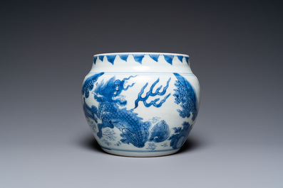 Un bol en porcelaine de Chine en bleu et blanc &agrave; d&eacute;cor de qilins, &eacute;poque Transition
