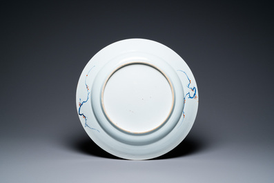 Une paire de grand plats en porcelaine de Chine verte-Imari figurant le gouverneur Duff et son &eacute;pouse, Yongzheng