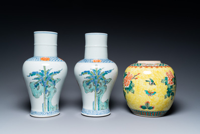 Une paire de vases et une jarre en porcelaine de Chine famille verte et un bol &agrave; d&eacute;cor 'Wu Shuang Pu', 19&egrave;me