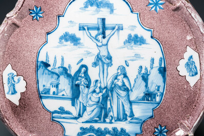 Une importante plaque en fa&iuml;ence de Delft en bleu, blanc et mangan&egrave;se &agrave; d&eacute;cor d'une sc&egrave;ne au Golgotha, 18&egrave;me