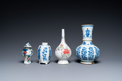 Quatre vases en porcelaine de Chine en bleu et blanc, famille rose et famille verte, Kangxi/Yongzheng